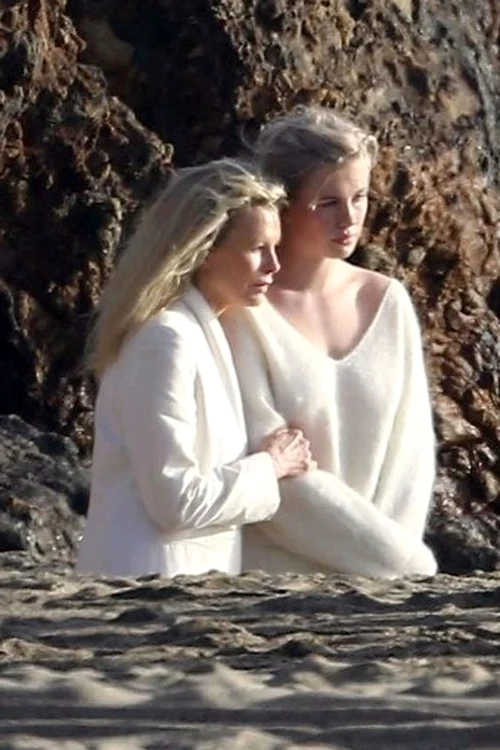 Ireland alături de celebra sa mamă, Kim Basinger 