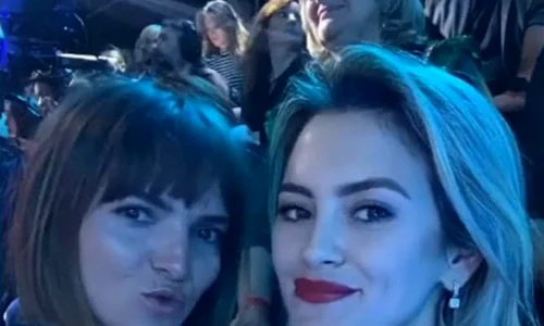 Iulia (stânga), alături de o prietenă, în public la "Vocea României" jpeg