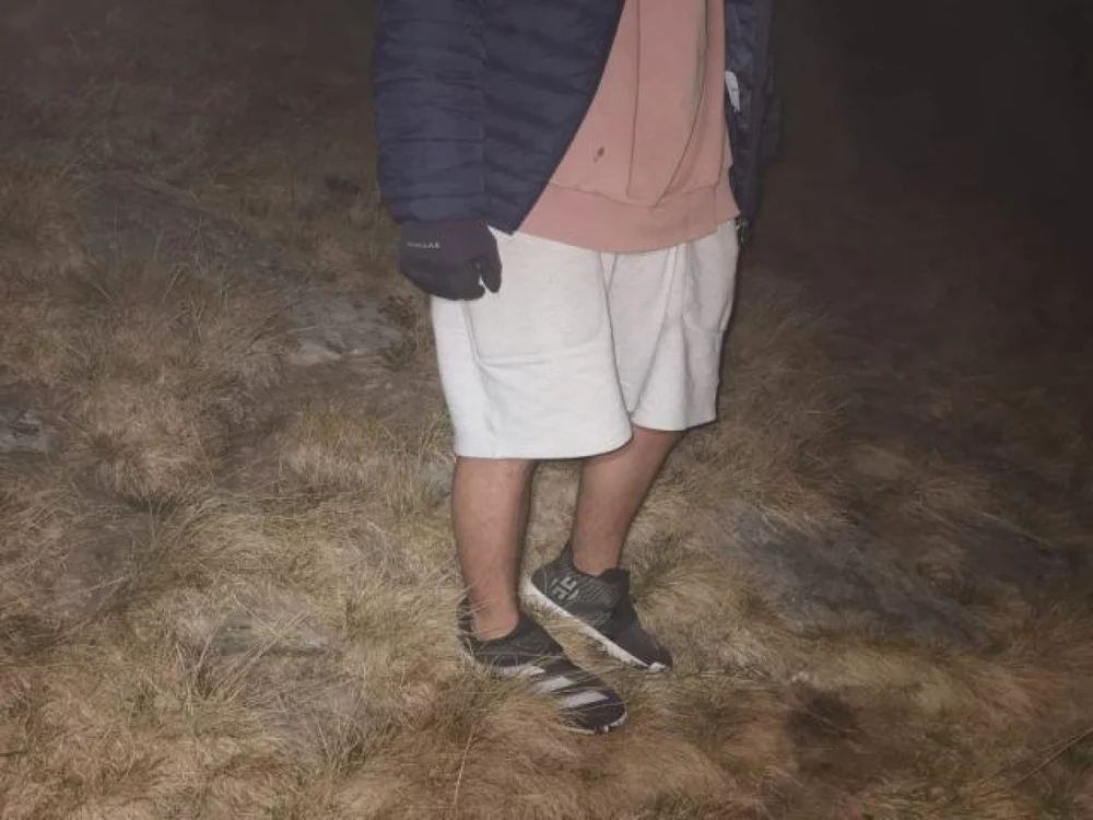 Anul trecut, un turist a vrut să urce pe vârful Negoiu în pantaloni scurţi FOTO: Salvamont Argeş