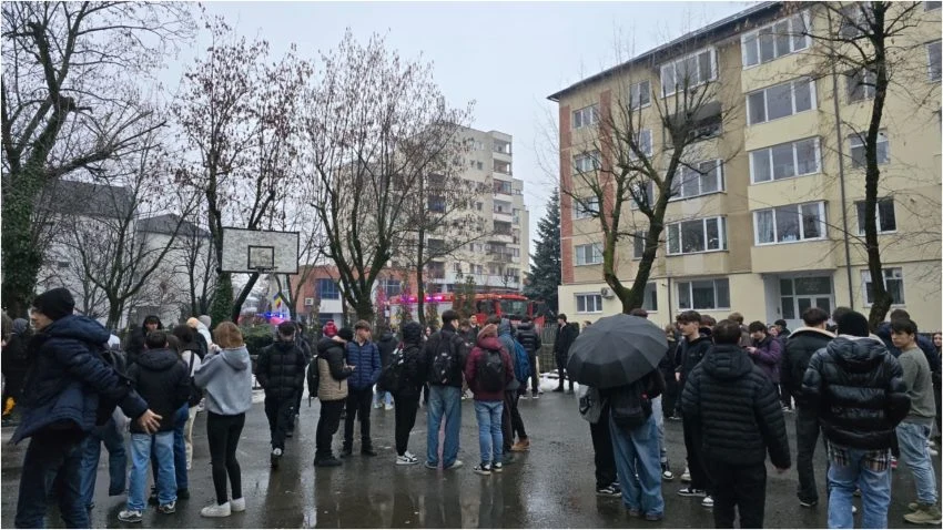 Alertă la un liceu din Baia Mare: peste 300 de elevi și profesori evacuați după ce s-a simțit un miros puternic de gaze