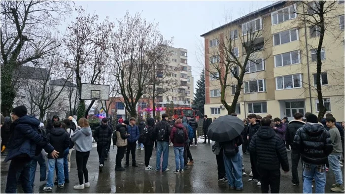Elevi și profesori, evacuați FOTO: Vasile Dale