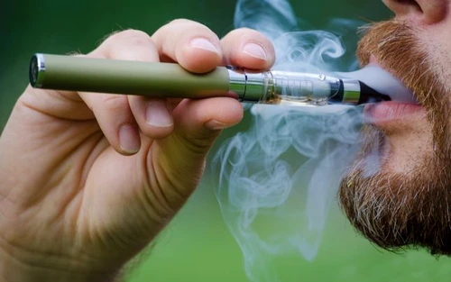 40 de medici susţin introducerea în cadrul legal a nicotinei în ţigara electronică