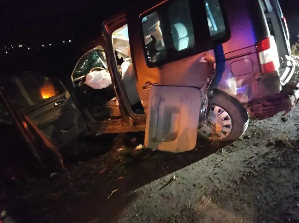 Impact violent între o mașină și un tren la Suceava. Două persoane au fost rănite