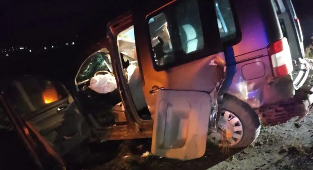 Impact violent între o mașină și un tren la Suceava. Două persoane au fost rănite
