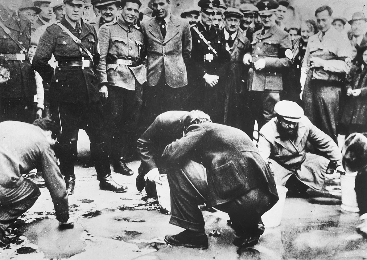 Foto sus: Evrei din Viena, umiliți de naziști după anexarea Austriei de către Germania Nazistă (© United States Holocaust Memorial Museum / Wikimedia Commons)