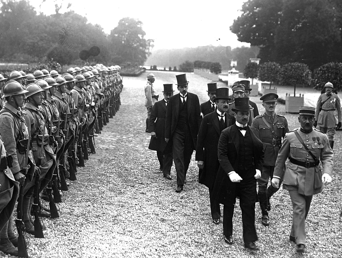 Sosirea celor doi semnatari maghiari, Agost Benárd și Alfréd Drasche-Lázár, la palatul Trianon din Versailles, la 4 iunie 1920  (©  Gallica Digital Library)