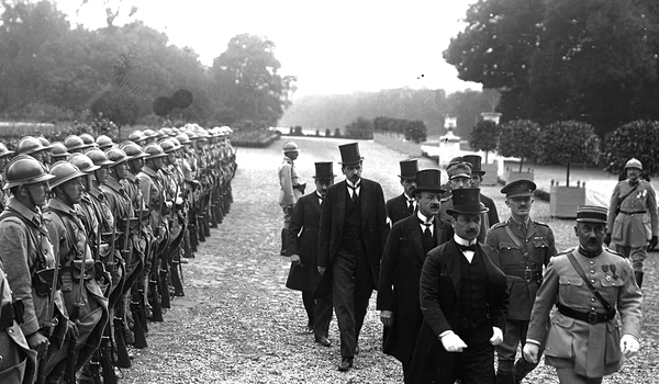 Sosirea celor doi semnatari maghiari, Agost Benárd și Alfréd Drasche-Lázár, la palatul Trianon din Versailles, la 4 iunie 1920  (©  Gallica Digital Library)