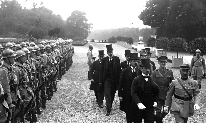 Sosirea celor doi semnatari maghiari, Agost Benárd și Alfréd Drasche-Lázár, la palatul Trianon din Versailles, la 4 iunie 1920  (©  Gallica Digital Library)