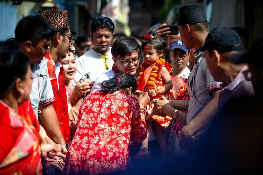 „Zeița vie” a Nepalului: ritualul traumatizant prin care a fost aleasă fetița de 2 ani care n-are voie să atingă pământul
