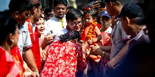 O fetiţă de numai 2 ani din Nepal a fost numită noua zeiţă copil Kumari foto X 