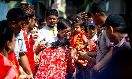 O fetiţă de numai 2 ani din Nepal a fost numită noua zeiţă copil Kumari foto X 