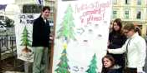 Alexandra Duma şi colegii săi au încercat să-i convingă pe orădeni să cumpere brazi în ghiveci