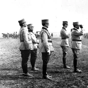 Regele Ferdinand inspectează infanteria română