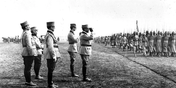 Regele Ferdinand inspectează infanteria română