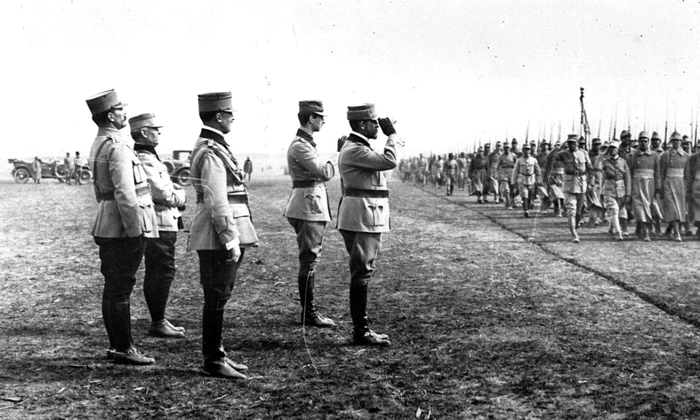 Regele Ferdinand inspectează infanteria română
