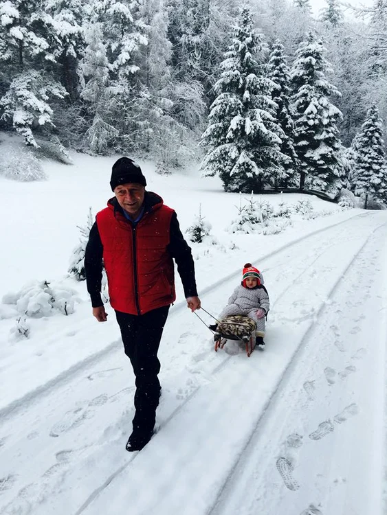 
    Traian Băsescu este acum bunic cu normă întreagă  