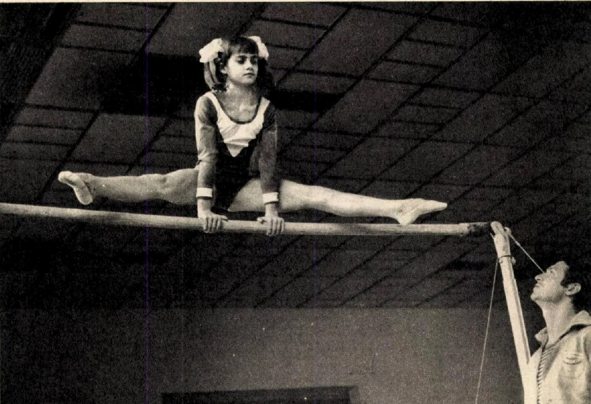 Nadia Comăneci în „Almanahul Sportul” din 1974, p. 139 (© Facebook / Arhivele Naționale ale României)