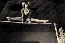 Nadia Comăneci în „Almanahul Sportul” din 1974, p. 139 (© Facebook / Arhivele Naționale ale României)