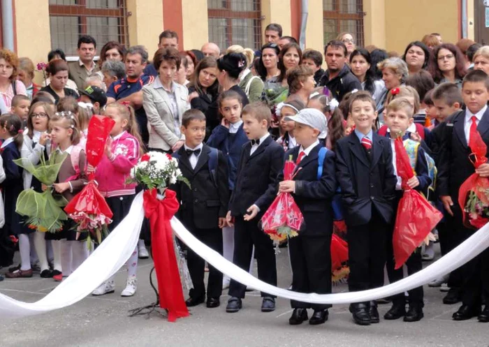 "Boboci" în clasa I la Şcoala generală "Eugen Ionescu" din Slatina... (FOTO: Mugurel Manea)