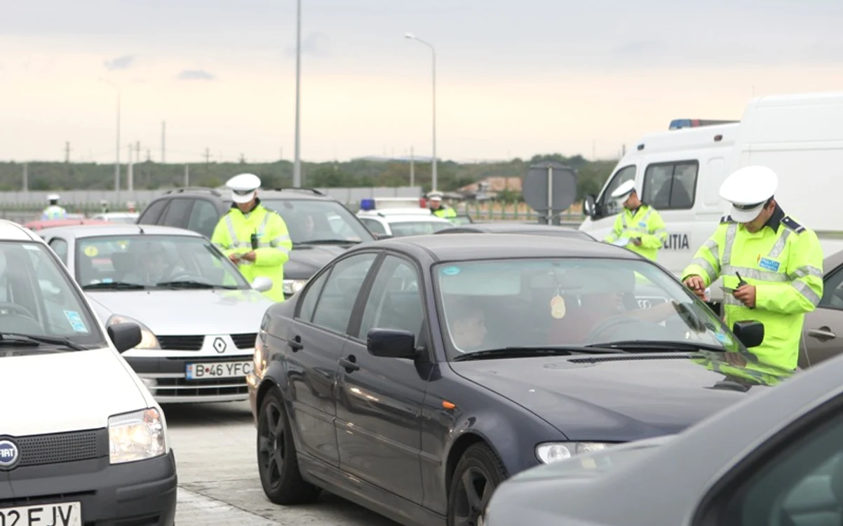 
    Vineri, cei trei poliţişti au fost prinşi în flagrant de Direcţia Generală Anticorupţie  