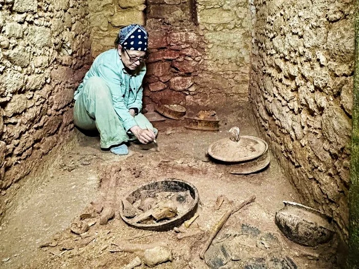 Arheologul Diane Chase, într-un mormânt din Caracol (© University of Houston)