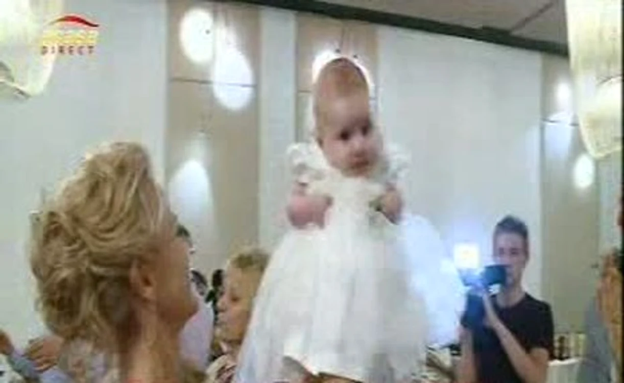 Nicu şi Cristina şi-au botezat fetiţa (Foto: captură video Acasă TV)