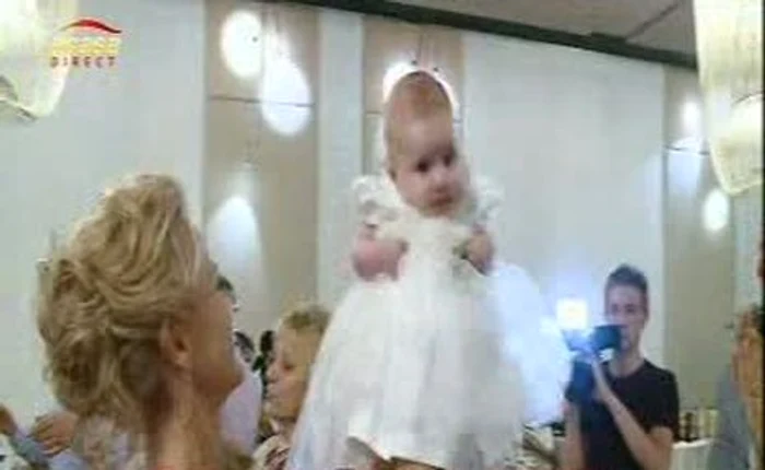 Nicu şi Cristina şi-au botezat fetiţa (Foto: captură video Acasă TV)