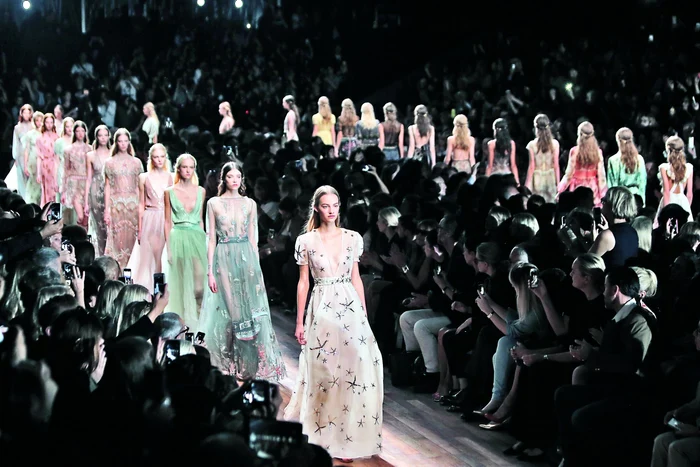 Colecţia Valentino, prezentată în cadrul Săptămânii Modei de la Paris. FOTOGRAFII AP/Getty Guliver Images