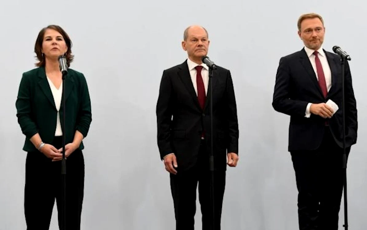 Lidera Verzilor, Annalena Baerbock, seful social-democarţilor, Olaf Scholz şi liderul liberalilor,Christian Lindne