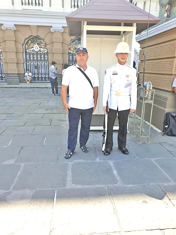Nea Raţă n-a ratat ocazia să facă o fotografie cu o gardă de corp