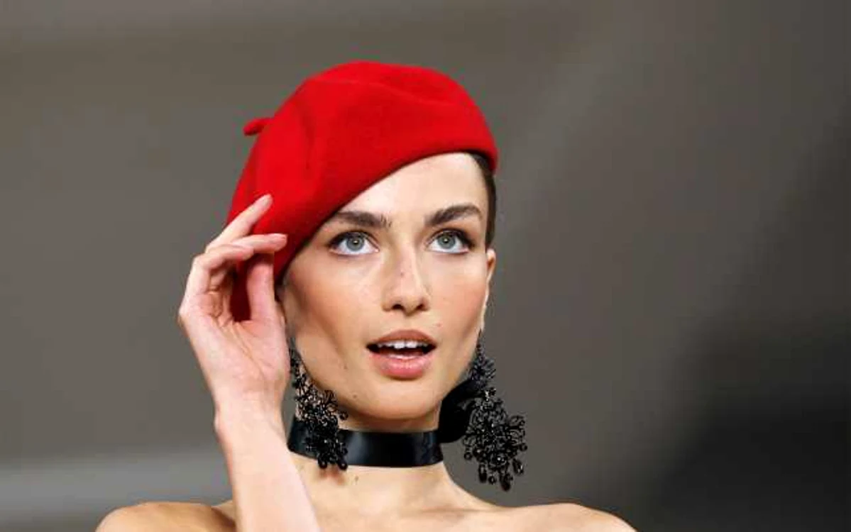 Un fotomodel îşi etalează basca roşie şi cerceii în stil flamenco la prezentarea colecţiei primăvară-vară 2013 semnată de Ralph Lauren. FOTO Reuters