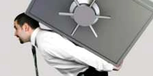 Hoţul cară seiful plin cu ştampile