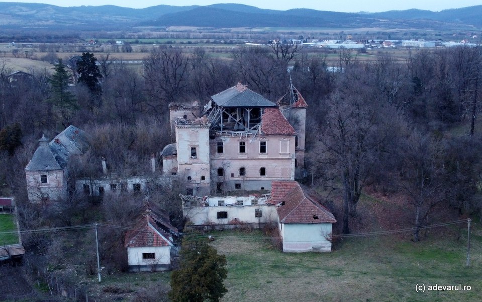 Fostele moșii ale grofilor, de la lux la dezastru. Două castele învecinate, în pragul ruinării, al treilea salvat din colaps   