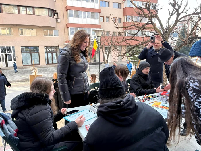 Ministrul Culturii, alături de elevii care au participat la eveniment FOTO: FB