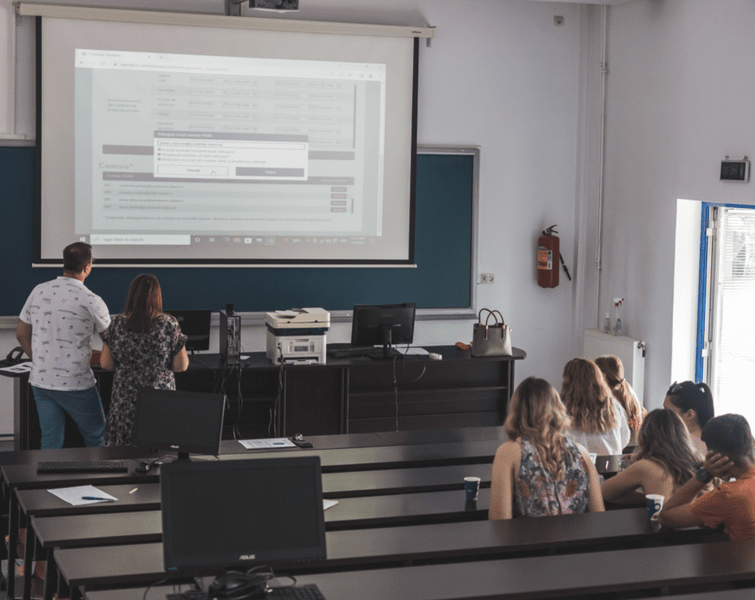 O universitate din Iași menține online o parte dintre cursuri. Toate orele de la licență se desfășoară față în față