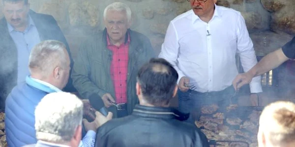 liviu dragnea petre daea sibiu gratar fum foto facebook liviu dragnea