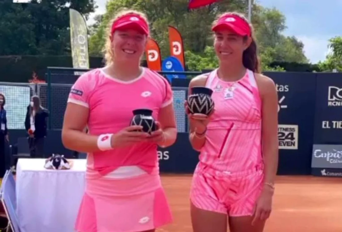 
    Mihaela Buzărnescu și partenera sa, după finala pierdută la BogotaFOTO: Instagram  