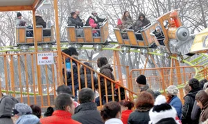 Pe gheaţa din Parcul Drumul Taberei s au distrat ieri  sute de bucureşteni  Accesul pe patinoar costă 15 lei/zi,  iar închirierea patinelor costă între 10 şi 20 de lei (Fotografii: Sever Gheorghe) jpeg