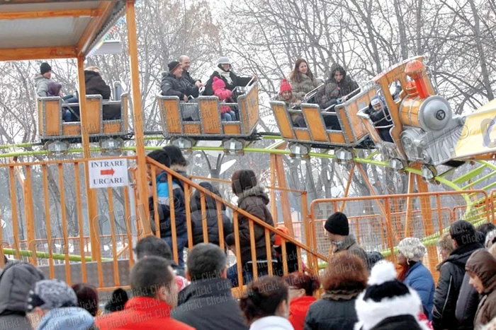 Pe gheaţa din Parcul Drumul Taberei s-au distrat ieri  sute de bucureşteni. Accesul pe patinoar costă 15 lei/zi,  iar închirierea patinelor costă între 10 şi 20 de lei (Fotografii: Sever Gheorghe)