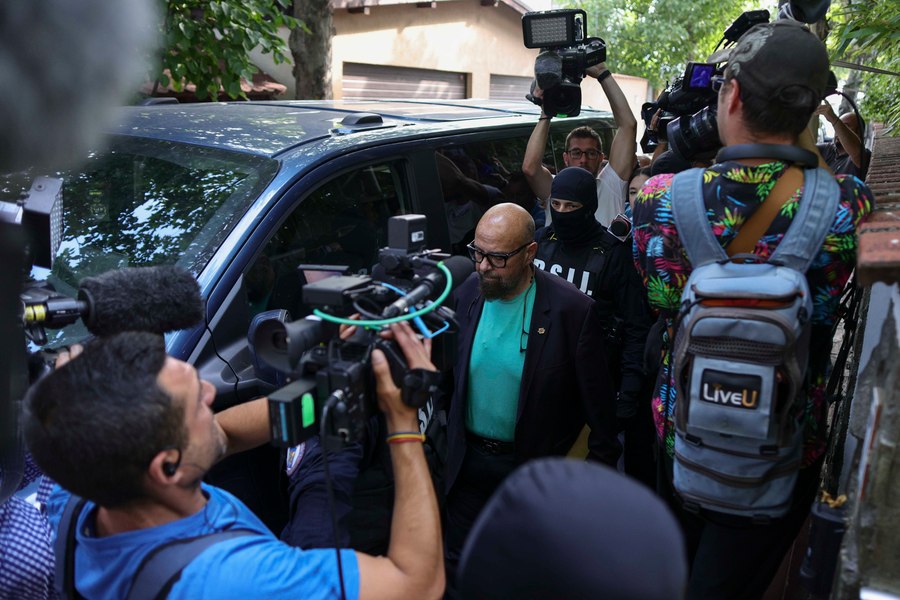 „Miroase a fresh!” Cum lăuda Piedone hotelul prietenului pe care l-ar fi avertizat că urmează să vină în control