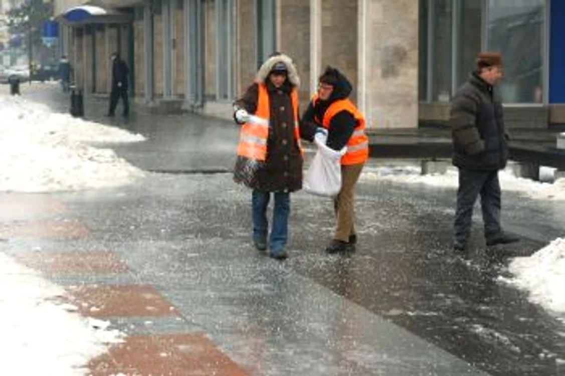 Lucrătorii Salubrităţii împrăştie material antiderapant