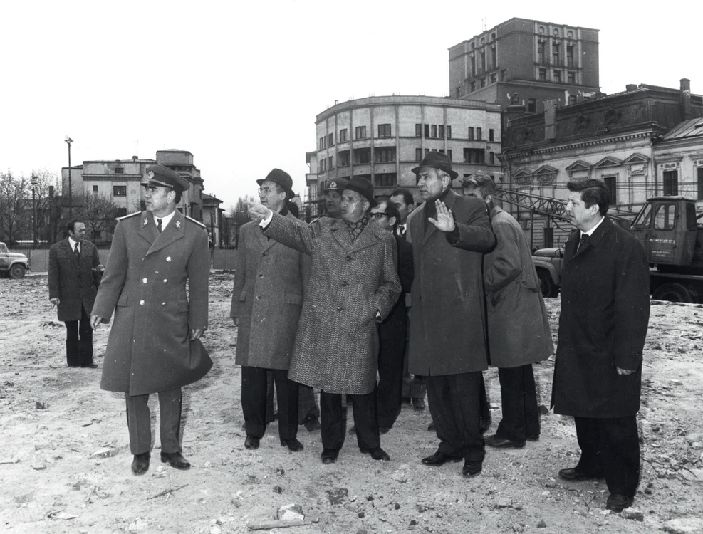  Vizita lui Nicolae Ceaușescu pe un șantier de reconstrucție 