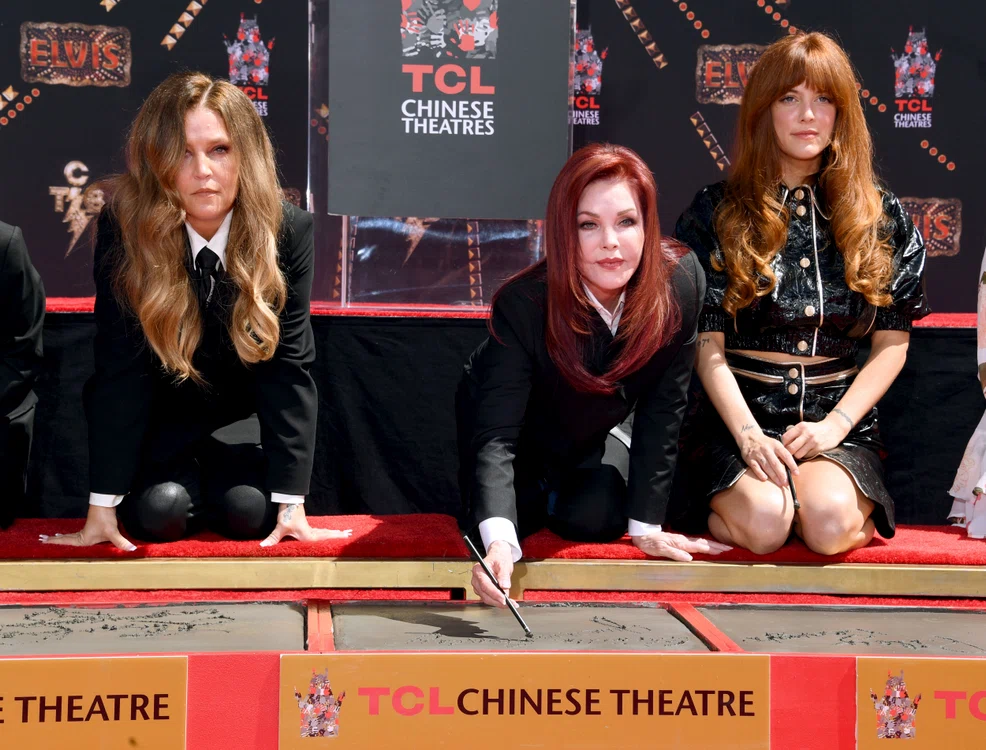 Lisa Marie Presley, stânga, Priscilla Presley, centru și Riley Keough, dreapta, iunie 2022, Getty