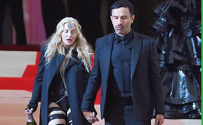 Madonna a luat o şampanie după ce i-a pasat poşeta partenerului ei, designerul Riccardo Tisci