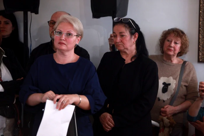 Lena Stanca (drepta, îmbrăcată în negru)