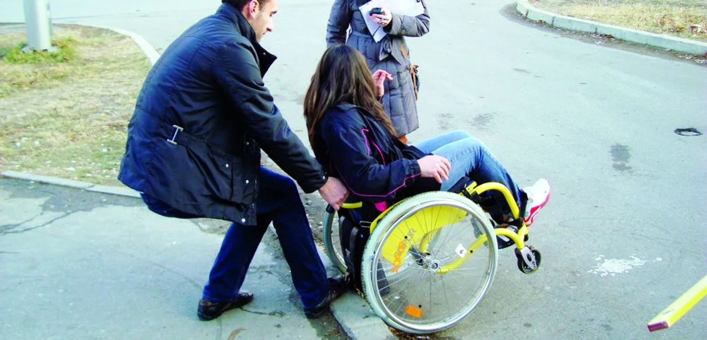 Tinerii cu dizabilităţi se confruntă cu probleme la orice colţi de stradă
