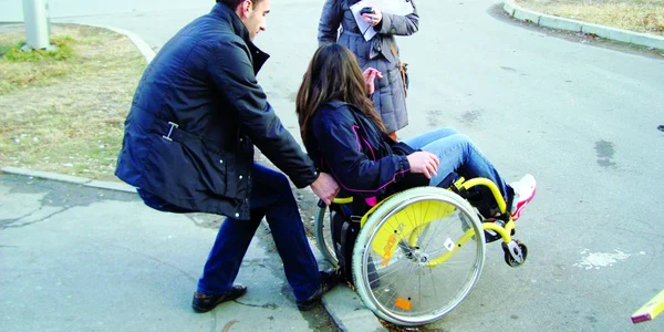 Tinerii cu dizabilităţi se confruntă cu probleme la orice colţi de stradă