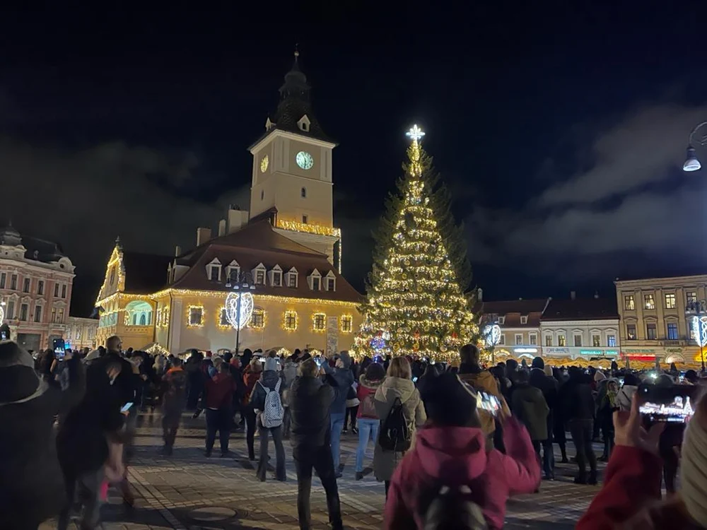 Piaţa Sfatului apare într-un videoclip al primului colind lansat de grupul suedez ABBA FOTO Ioan Buciumar
