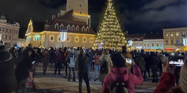 Piaţa Sfatului apare într-un videoclip al primului colind lansat de grupul suedez ABBA FOTO Ioan Buciumar