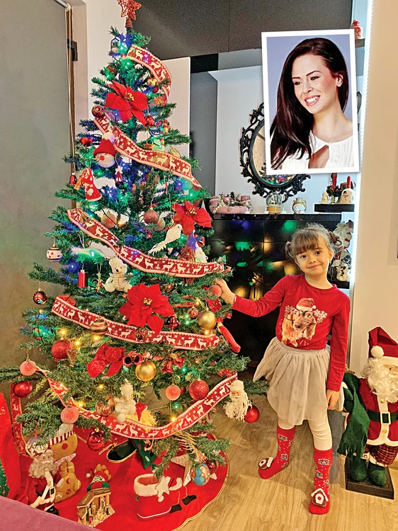 Livia Graur a împodobit bradul cu fetiţa ei, Renata